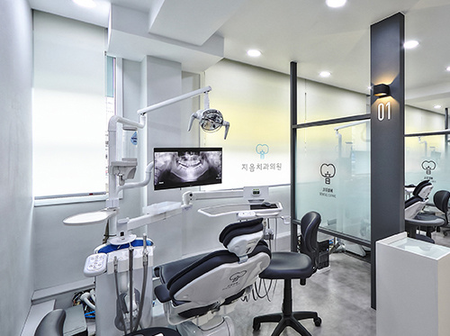 지음치과 진료실 유니트체어와 디지털 X-ray 모니터