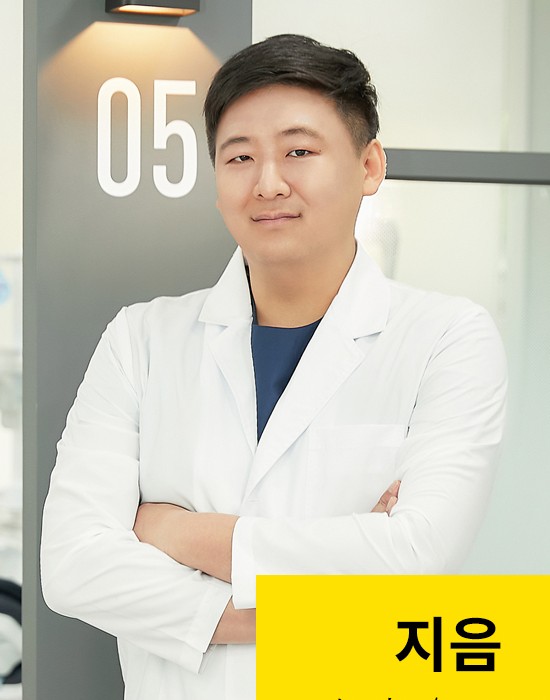흰 가운을 입고 팔짱을 낀 윤희균 대표원장