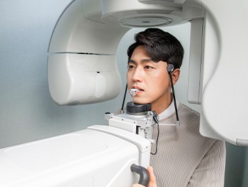CT 촬영 장비 앞에 선 남성